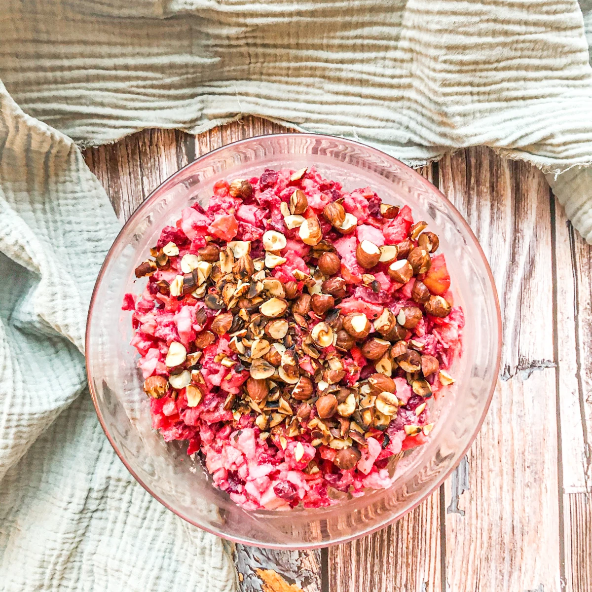 Rezeptbild: Bunter Rohkostsalat mit gerösteten Haselnüssen