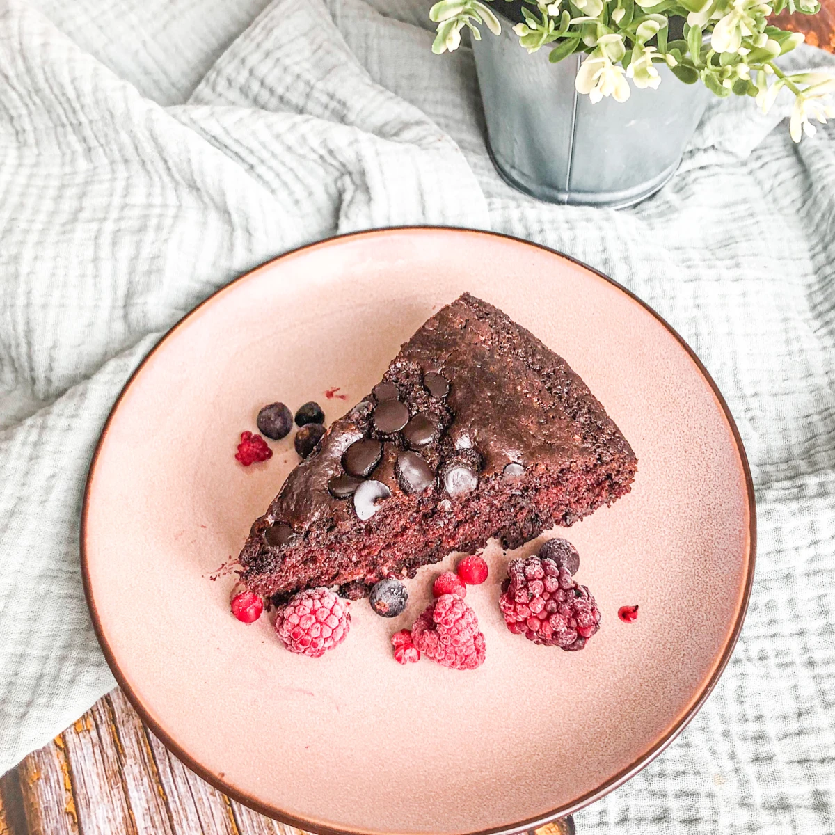 Veganer Schokokuchen mit versunkenen Waldbeeren