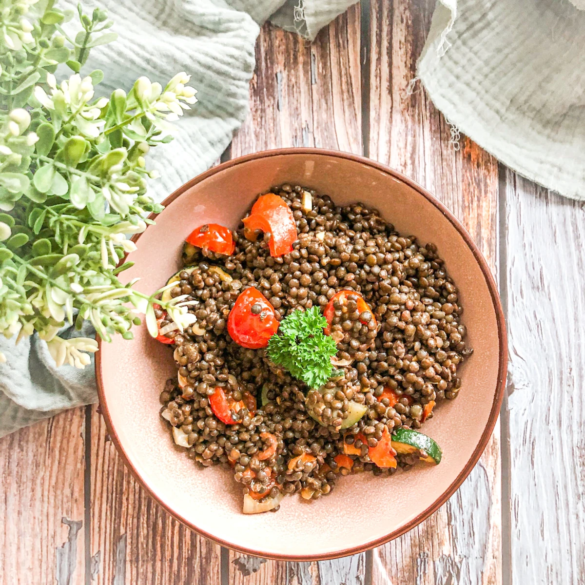 Veganer Linsensalat mit gegrilltem Gemüse – eiweißreich & sättigend
