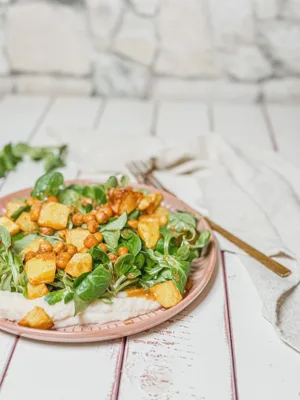 Feldsalat auf Blumenkohl-Bohnen-Pürree - Veganes Power-Rezept voller Proteine