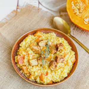 Kürbis-Risotto mit knusprigem Tempeh
