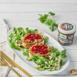 Knoblauch-Ciabatta mit veganer Leberwurst, Preiselbeeren und Feldsalat