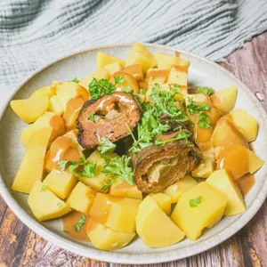Rouladen mit Soße und Kartoffeln