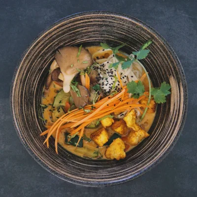 Thai-Erdnuss-Ramensuppe mit Tofu