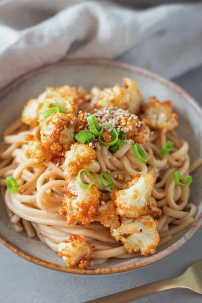 Udon-Nudeln mit Knusper-Blumenkohl
