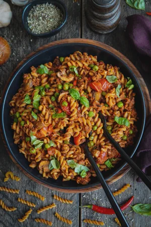 High Protein Mealprep Pasta mit veganem Hack und Erbsen
