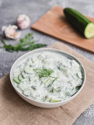 Veganes Tsatsiki – cremiger Dip mit Gurke & Knoblauch
