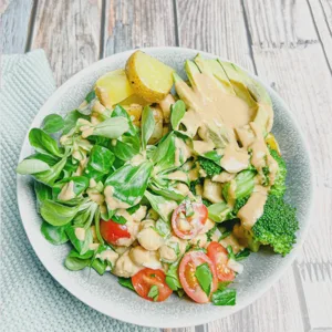 Gemüsebowl mit Cashewcreme