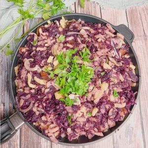 Spätzlepfanne mit Rotkohl