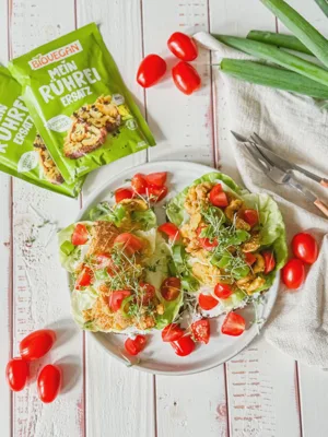 Veganes Rührei auf Saatenbrot