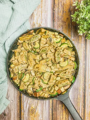 Maultaschenpfanne in cremiger Soße
