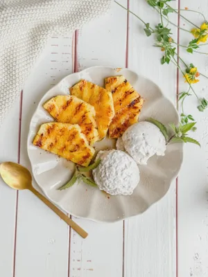 Gegrillte Ananas mit cremigem Kokoseis