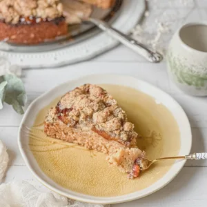 Marzipan-Pflaumenkuchen mit Mohnstreuseln