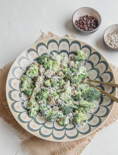 Veganer Brokkoli-Salat mit Räuchertofu – schnell, gesund & proteinreich