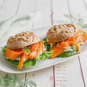 Karottenlachs-Brötchen mit Meerrettich-Remoulade