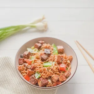 Gebratene Nudeln mit mariniertem Sesamtofu
