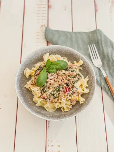 Pasta mit weißer Mangold-Bolognese - lecker & pflanzlich