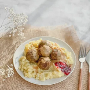 Köttbullar mit Kartoffel-Stampf und brauner Soße