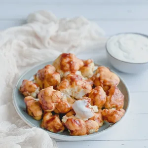 Blumenkohlwings mit Knoblauchdip