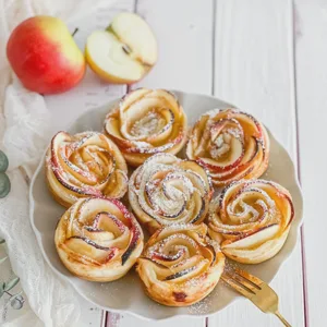 Vegane Apfelrosen – süße Blätterteigrosen mit Zimt & Puderzucker