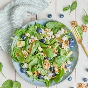Fruchtig nussiger Spinatsalat