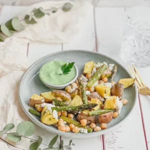 Spargel-Kartoffel-Gemüse mit Petersilienjoghurt