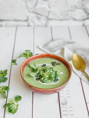 Vegane Feldsalat-Suppe mit Kartoffeln - cremig & gesund