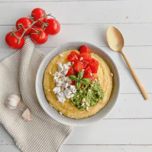 Polenta mit Pesto, geschmorten Tomaten und Veta