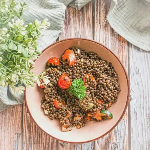 Veganer Linsensalat mit gegrilltem Gemüse – eiweißreich & sättigend
