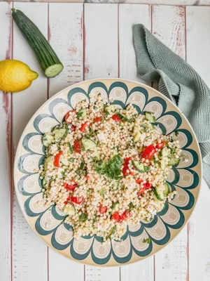 Veganer Perlcouscous-Salat mit Feta, Gurke & Tomate – erfrischend und sättigend