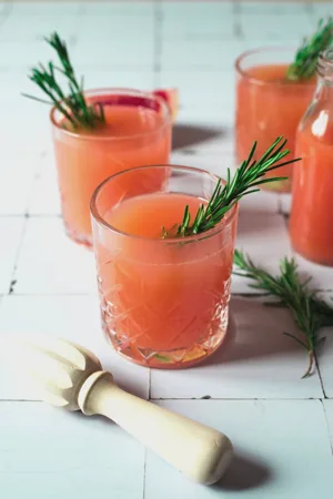 Rose Fizz Cocktail mit Grapefruit und Rosmarin