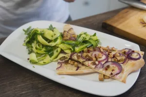 Flammkuchen mit Zucchinisalat