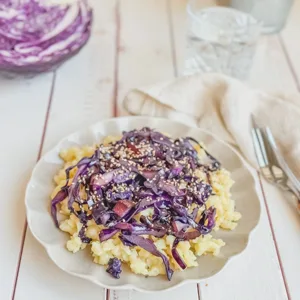 Spätzle mit Sesam-Rotkohl