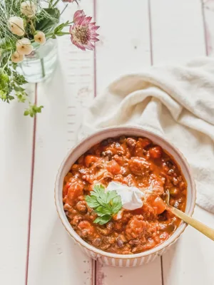 Veganes Chili sin Carne mit Süßkartoffeln – einfaches & gesundes Rezept