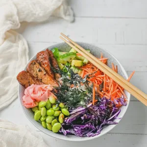 Schnelle vegane Sushi-Bowl – einfaches Rezept für jeden Tag