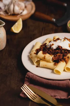 Vegane Türkische Pasta mit Joghurt – das virale Wohlfühlgericht