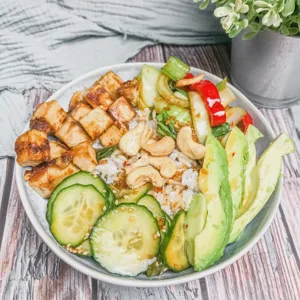 Vegane Buddha-Bowl mit knusprigem Tofu, Avocado & Erdnuss-Dressing