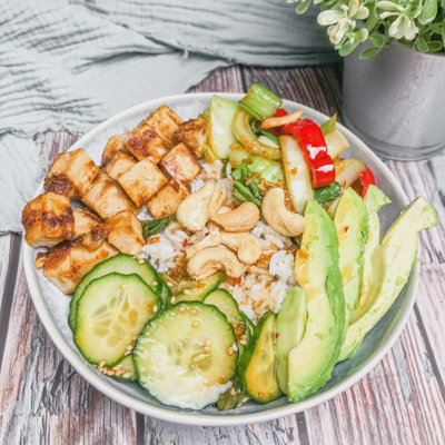 Vegane Buddha-Bowl mit knusprigem Tofu, Avocado & Erdnuss-Dressing