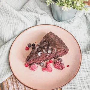 Veganer Schokokuchen mit versunkenen Waldbeeren