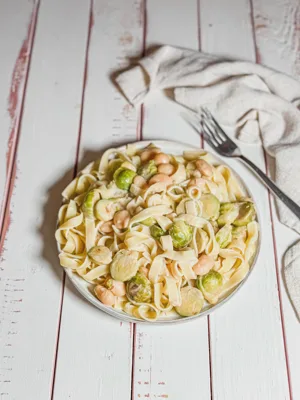 Rosenkohlpasta mit Zitronenrahm und weißen Riesenbohnen