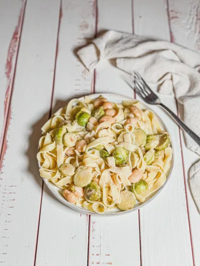 Rosenkohlpasta mit Zitronenrahm und weißen Riesenbohnen