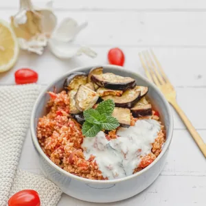 Tomaten-Bulgur mit Auberginen und Zitronen-Minz-Joghurt