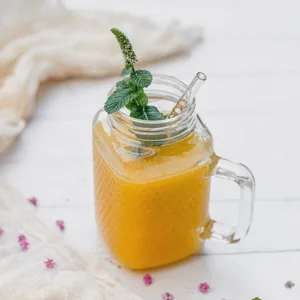 Mango-Smoothie mit Kokoswasser und Minze