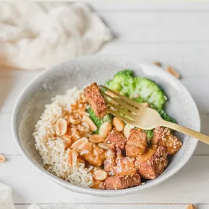 Knuspriger Tofu mit Erdnusssoße