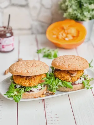 Kürbis-Walnuss-Burger – veganes Rezept mit Räuchertofu & Preiselbeeren