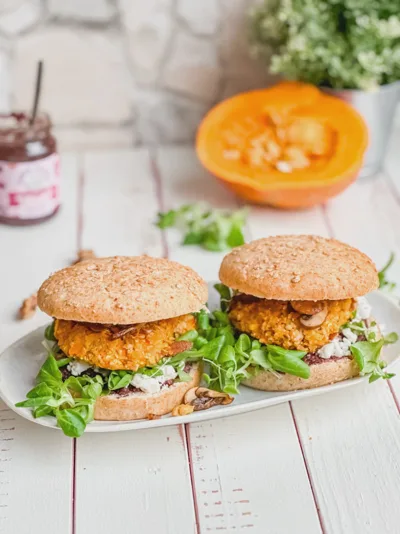 Kürbis-Walnuss-Burger – veganes Rezept mit Räuchertofu & Preiselbeeren