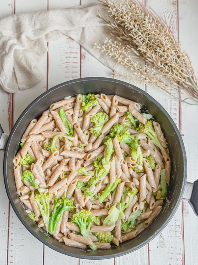 Cremige Nudelpfanne mit Brokkoli und weißen Bohnen