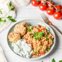 Bulgur-Salat mit Falafeln und Tsatsiki