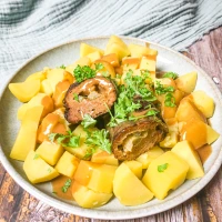 Rouladen mit Soße und Kartoffeln