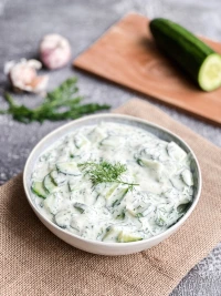 Veganes Tsatsiki – cremiger Dip mit Gurke & Knoblauch